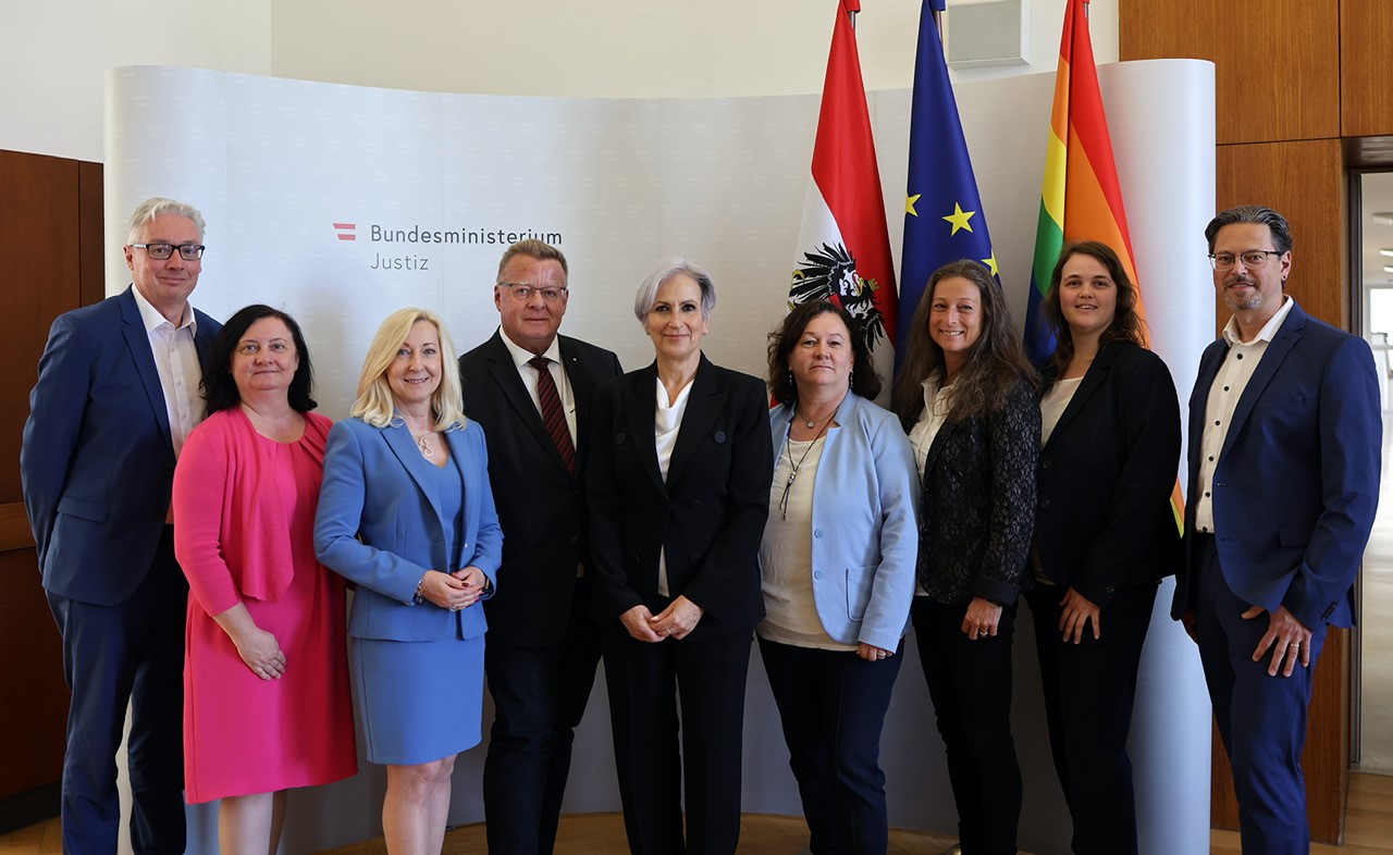 v.l.: Richard Plank, Doris Graf-Wanko, Dagmar Weiß, Vors. Werner Gschwandtner, BM Dr. Anna Sporrer, Daniela Werth, Margit Susanne Schmid, Romana Pawel und Markus Eder